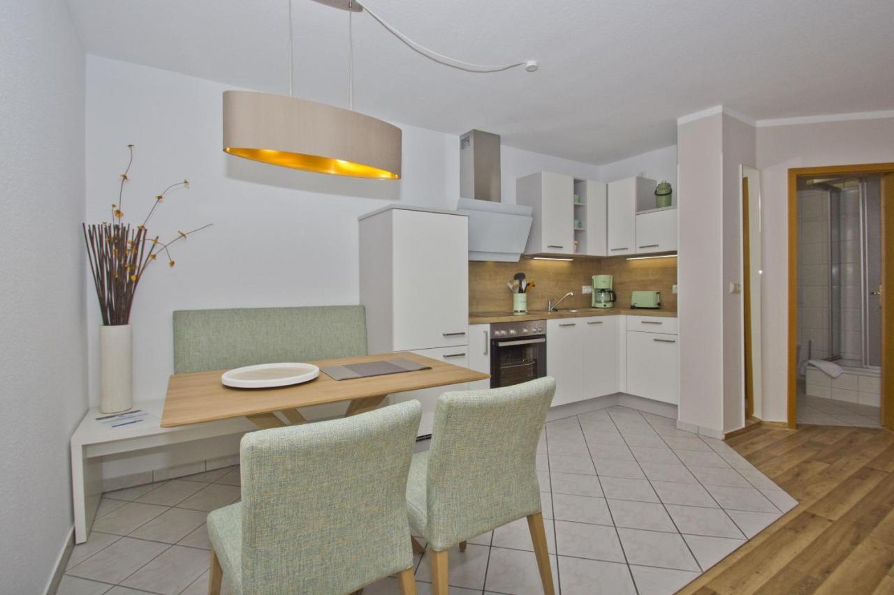 Ferienwohnung Mit Balkon, Gratis Nutzung Vom Ahoi Erlebnisbad Und Sauna In Sellin - Haus Strandeck Fewo 07 غورين الغرفة الصورة