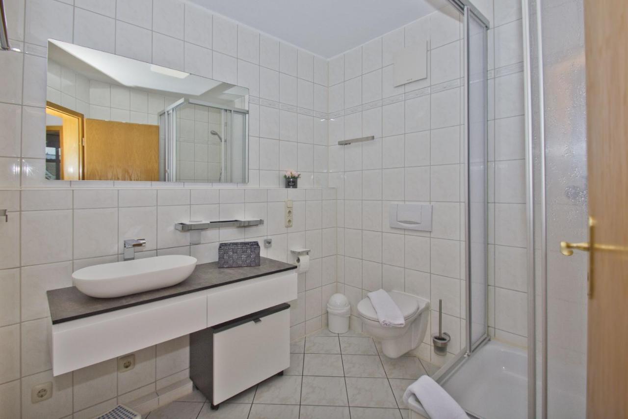 Ferienwohnung Mit Balkon, Gratis Nutzung Vom Ahoi Erlebnisbad Und Sauna In Sellin - Haus Strandeck Fewo 07 غورين المظهر الخارجي الصورة